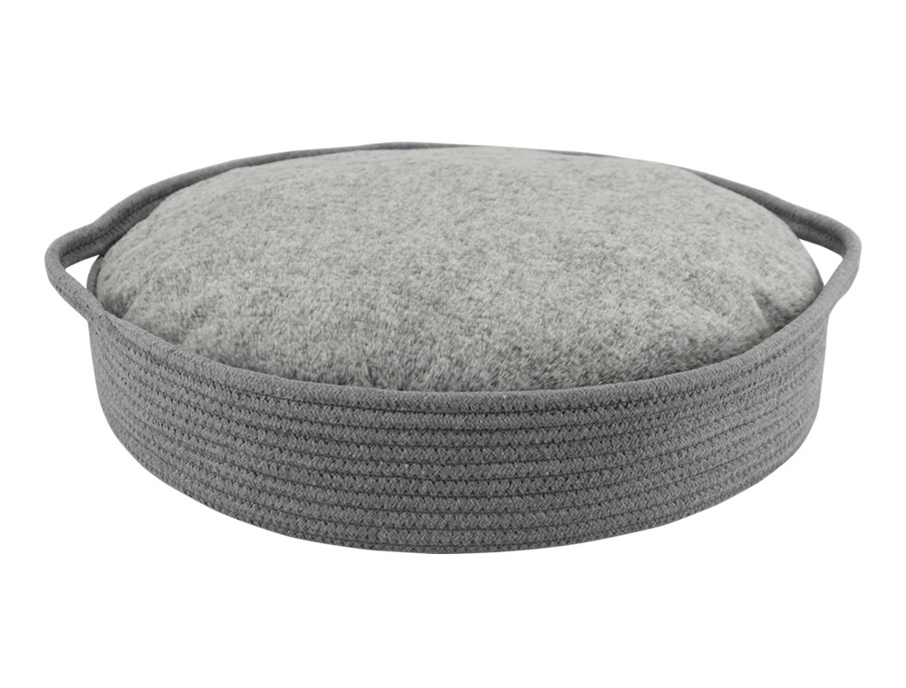 Mand met pluche kussen rond "NOLA"